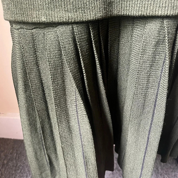 St John Wool Knit Set in Olive Green, size 10 - Picture 4 of 8